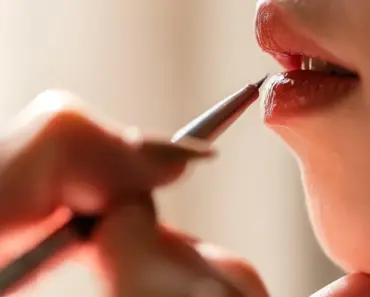 7 Ways to Conquer Chronically Dry Lips