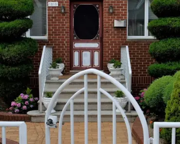 11 Plants for a Private Front Yard All Year