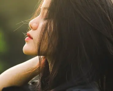 3 Charlize Theron Outfits for a Perfect Spring