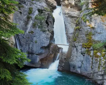 Dakota Johnson: 7 Travel Outfits That Wore the Look