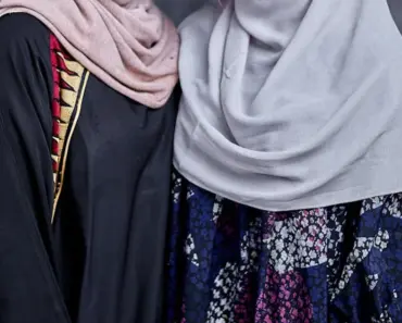 “13 Essential Accessory Trends French Women Are Wearing in Spring 2026”