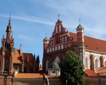 Anne Hathaway’s New Bag Trend Is Very Andy Sachs 2.0