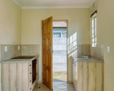 5 Affordable Materials to Fill Large Planters and 1 Budget-Buster to Avoid