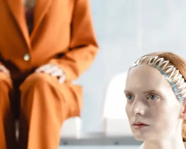 “5 Essential Accessory Trends French Women Are Wearing in Spring 2026”