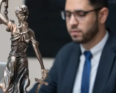 “5 Lawyer-Approved Strategies to Landscape Your HOA Yard Without Getting Fined”