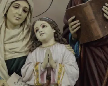 Anne Hathaway Channels Her Inner 80s Supermodel on the ‘Surprisingly Good’ Covers of Harper’s Bazaar