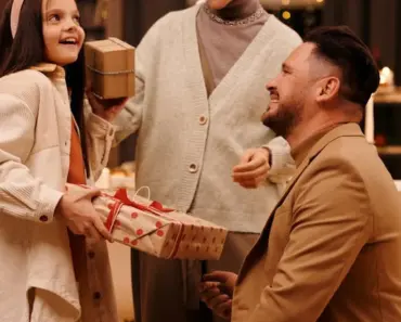 7 Surprising Colors to Attract Birds to Your Yard and 3 Colors to Avoid