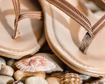 5 Ways Chicest Dressers Are Wearing Shell Sandals