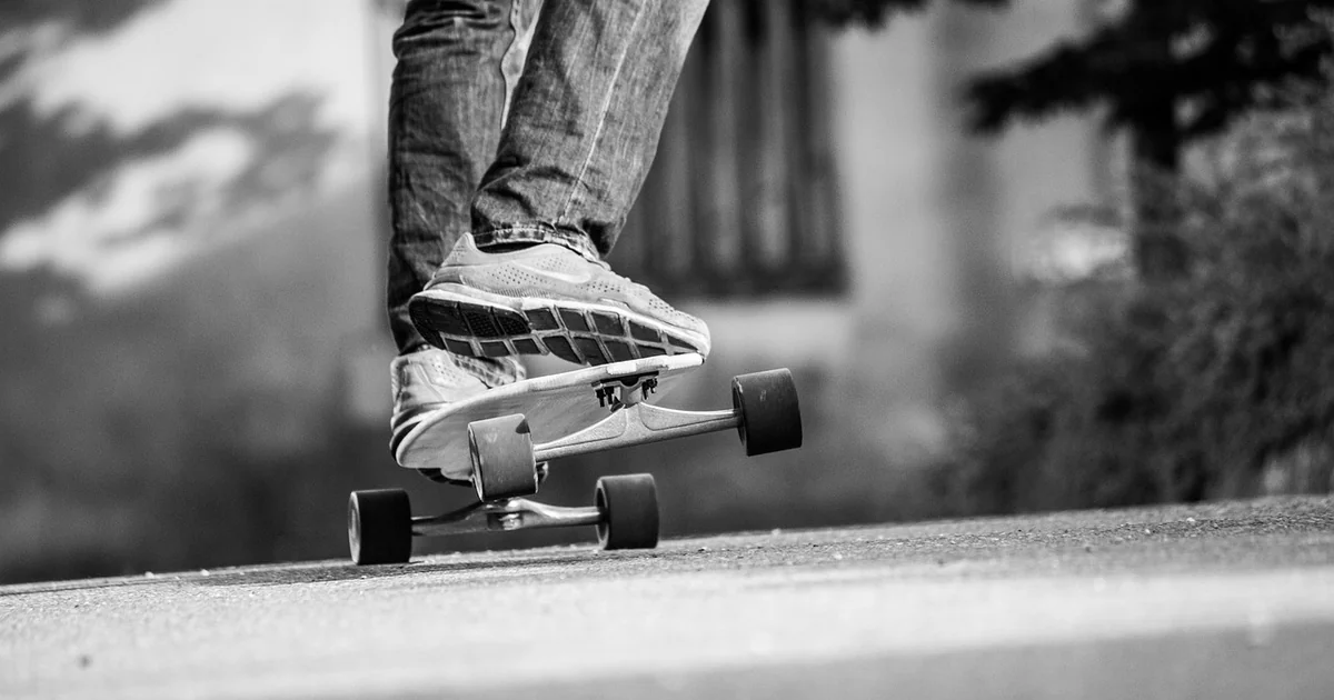 pant trends with sneakers