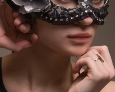 5 Highly Specific Accessories It Girls Wear This Summer 5 Highly Specific Accessories It Girls Wear This Summer
