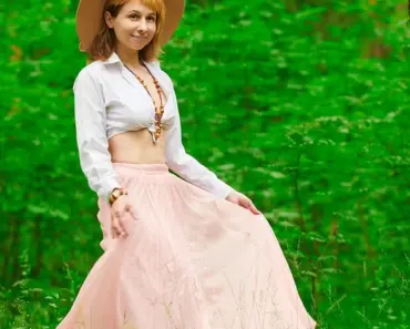 7 Best White Maxi Skirt Outfits French Women Love