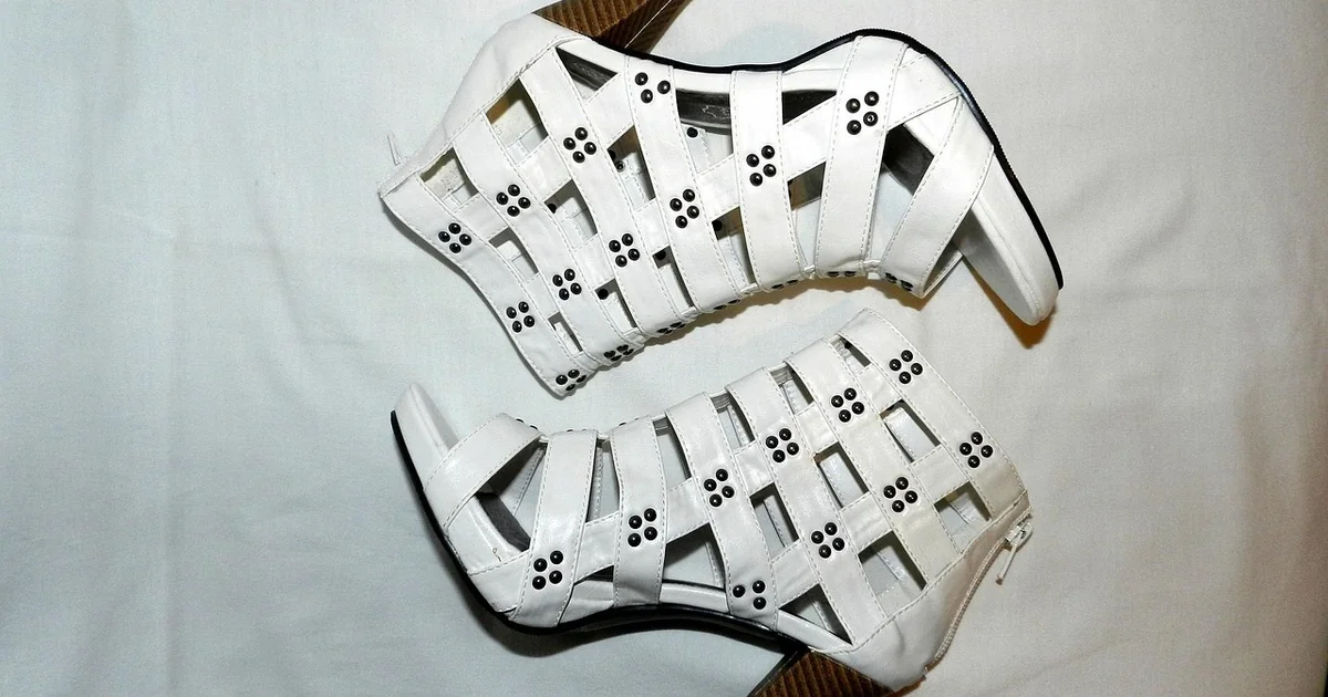 capri pants white heels