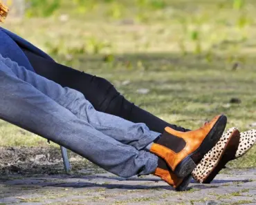 3 Shoes It Girls in Their 50s Style With Wide-Leg Pants