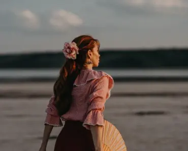 7 Reasons Stylish People Everywhere Carry the Loewe Flamenco