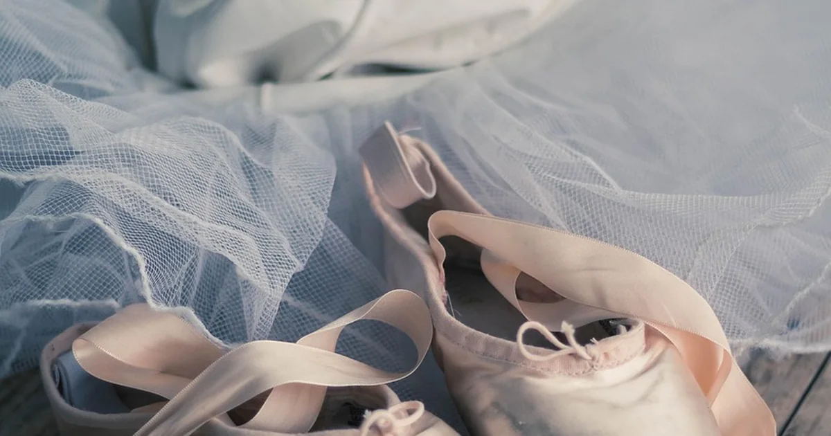 3 Reasons Fashion People Wear Dated Denim with Ballet Flats