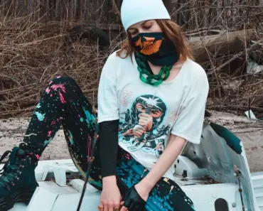 Ella Hunt Embodies 90s Minimalism With Summer Shirt Trend