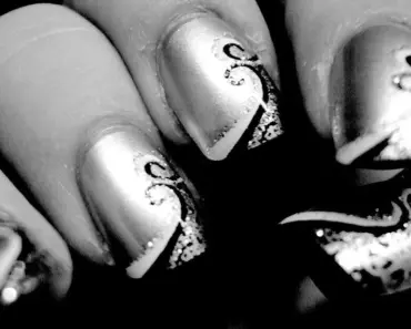 7 Reasons Celebs Agree Bedazzled Nails Are Back