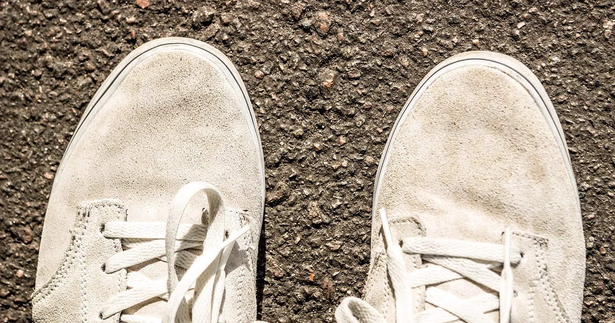 white jeans suede shoes