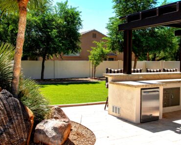 Amazing Outdoor Kitchens: A Practical Guide to Materials and Layout Amazing Outdoor Kitchens: A Practical Guide to Materials and Layout