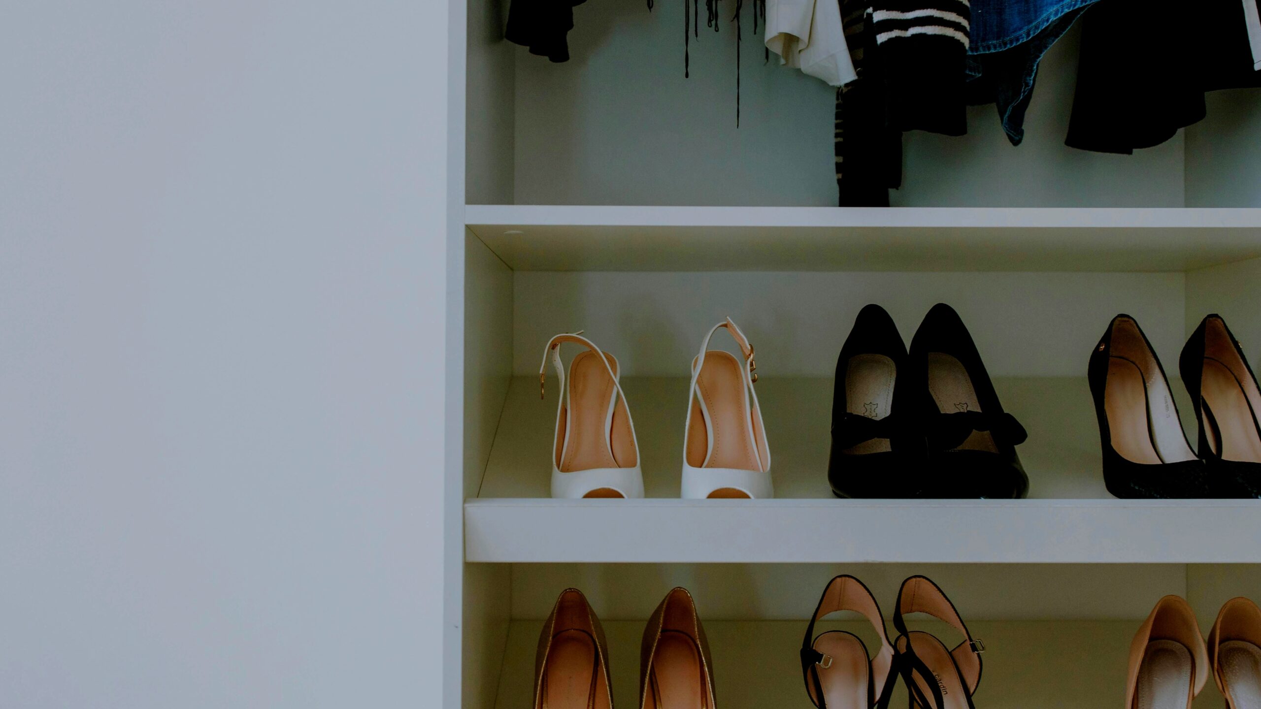 Minimal wardrobe shoes collection featuring six versatile pairs: sneakers, loafers, ballet flats, ankle boots, sandals, and slingbacks.