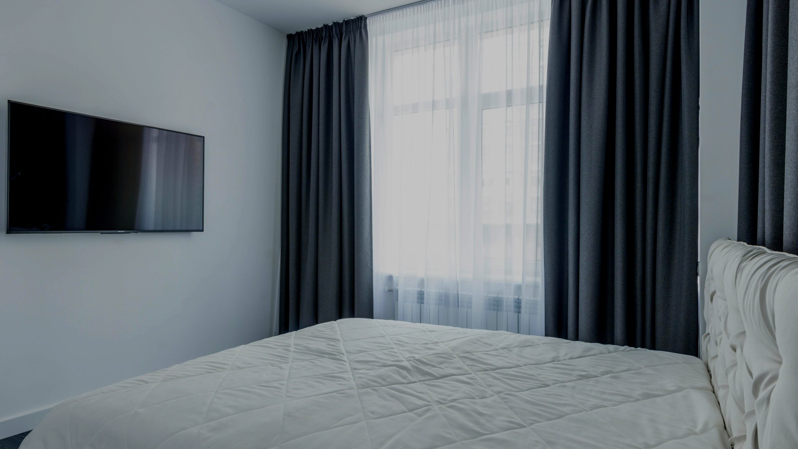 Curtain color combinations including neutral tones and bold hues for a stylish bedroom look